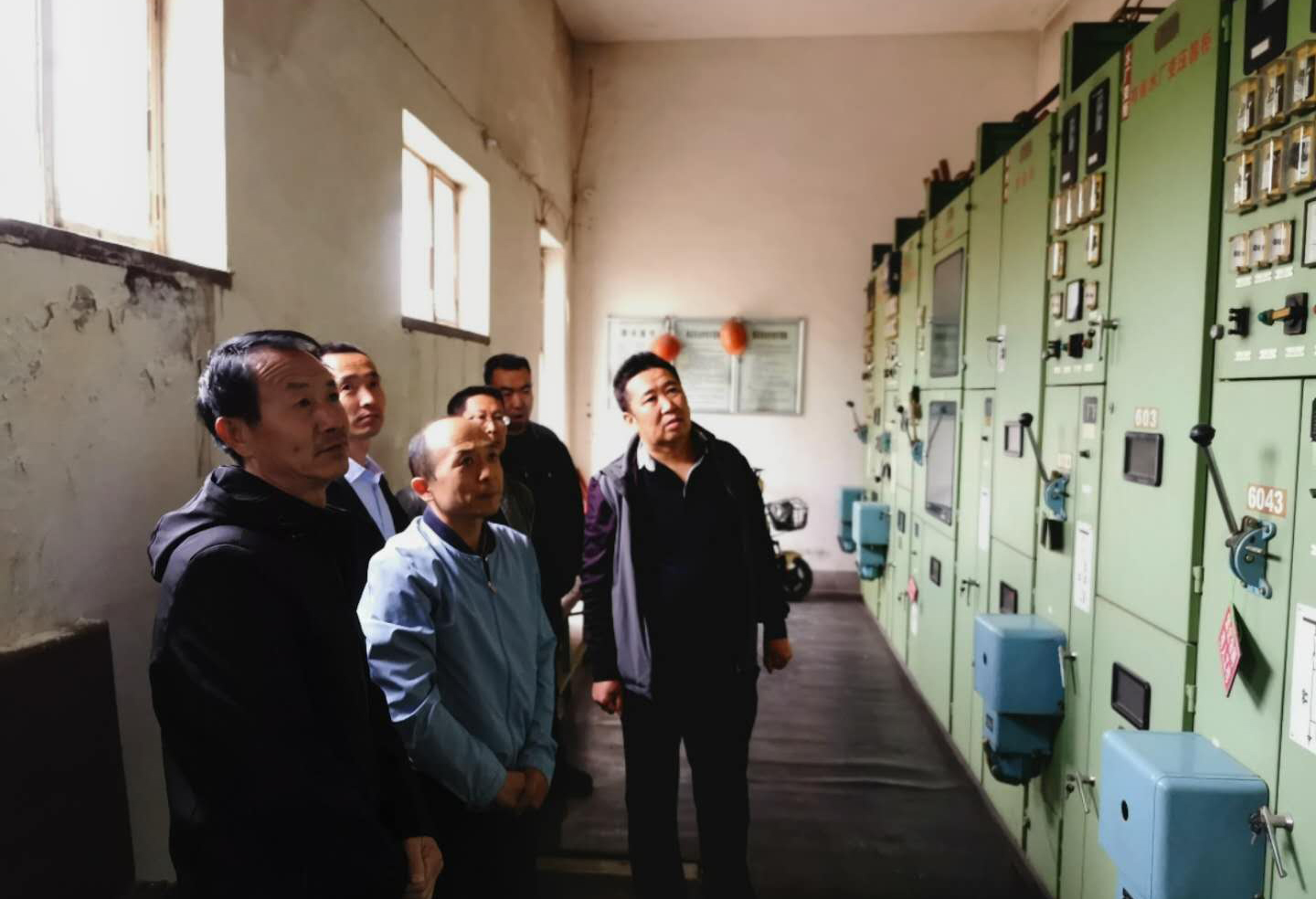 公司總經(jīng)理王建人在供水、污水生產(chǎn)一線(xiàn)開(kāi)展...